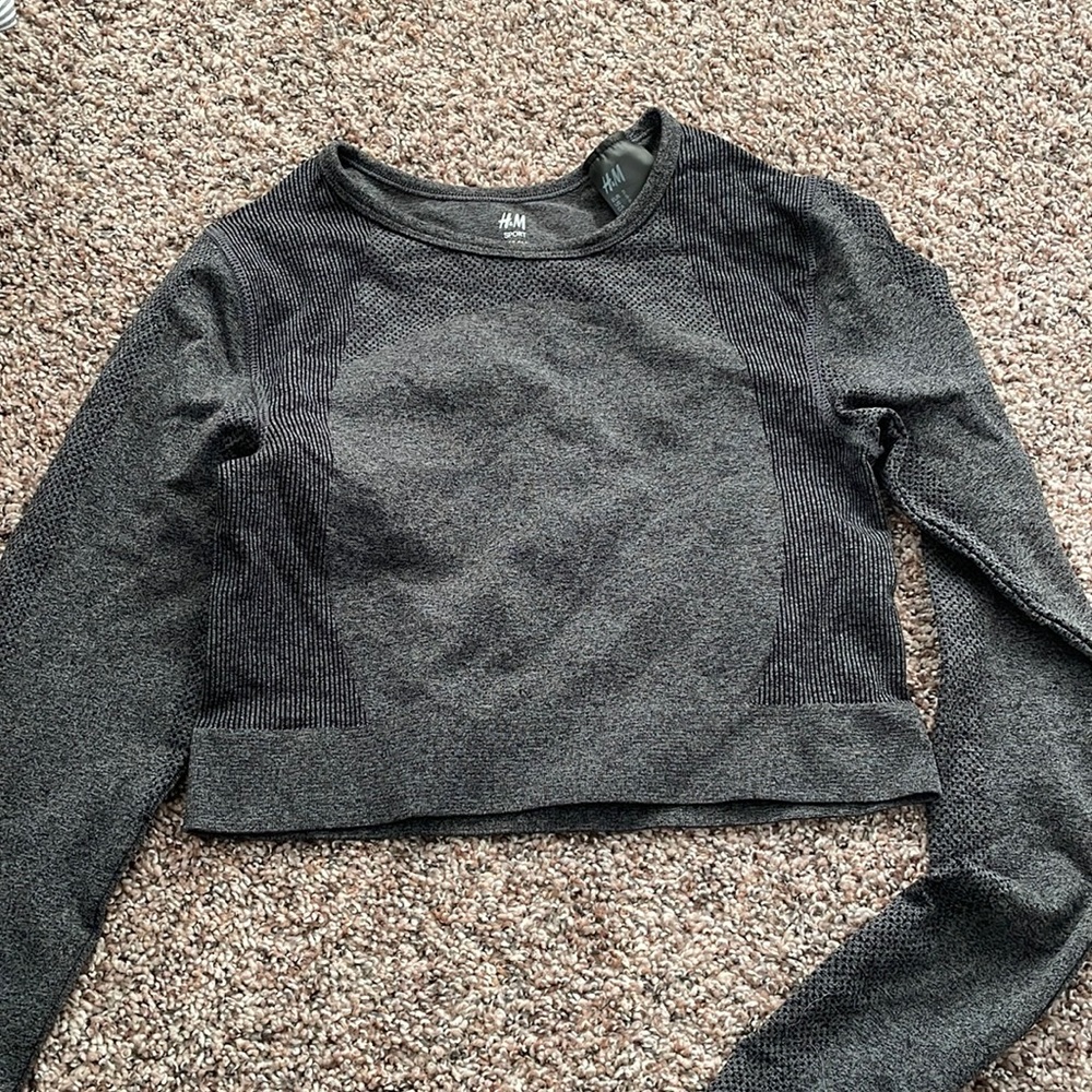 H&M Charcoal Gray Long Sleeve Cropped Workout Top